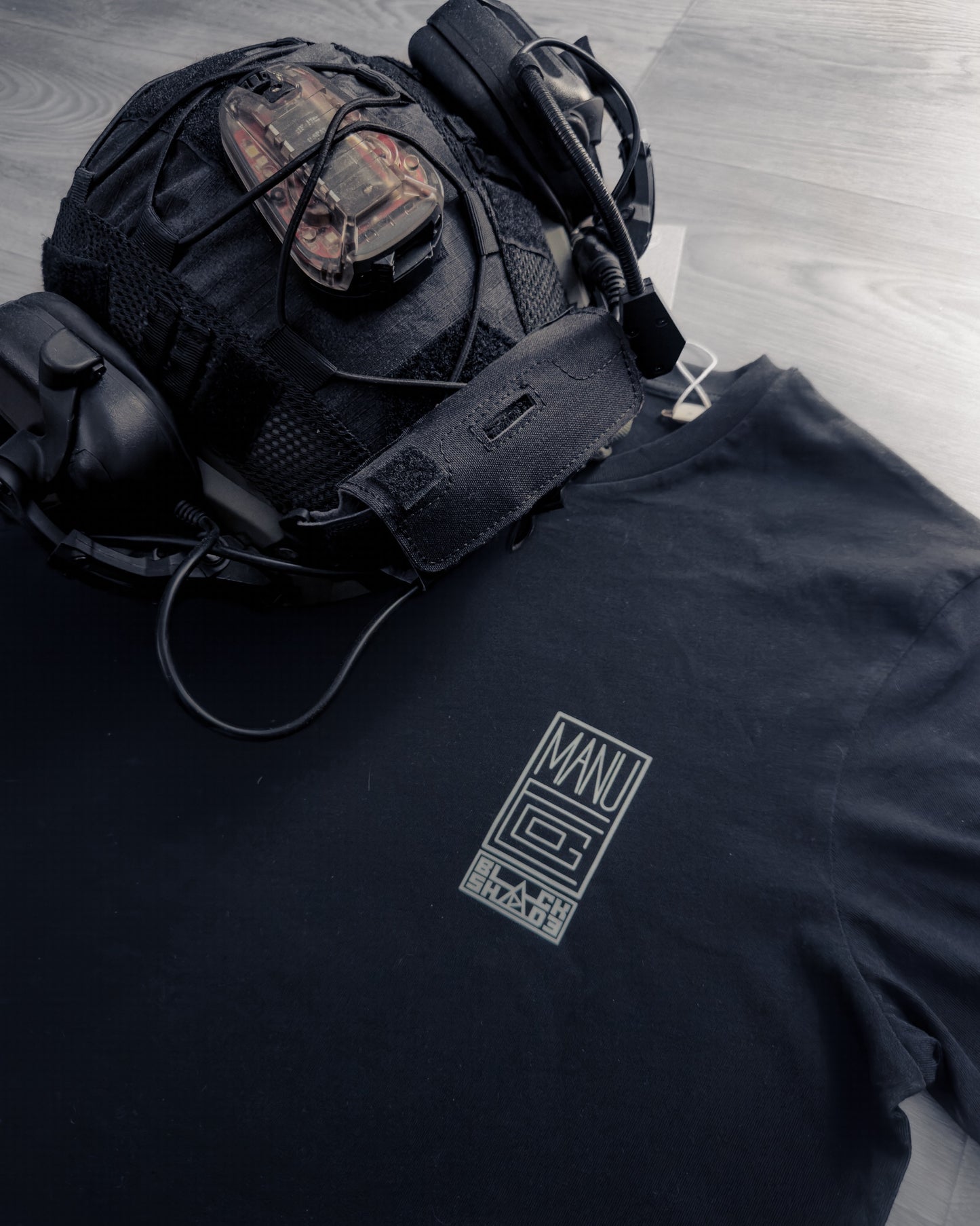 T-Shirt - "Raised Gun" Noir